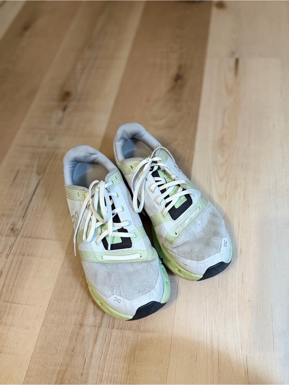 ON women’s cloud runner— frost aloe tennis shoes